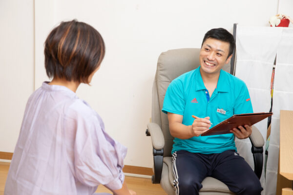 泉区南光台で整体を提供している斎藤接骨院の問診の様子