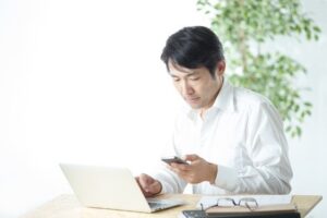 肩こりの原因のデスクワークの様子