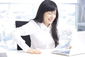 痛みに耐える女性