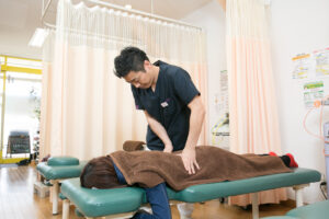 ぎっくり腰の施術の様子