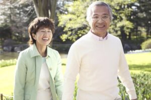 散歩するご夫婦