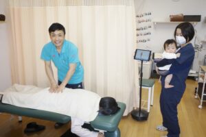 斎藤接骨院の骨盤矯正や整体は赤ちゃん連れでもスタッフが見守るから安心