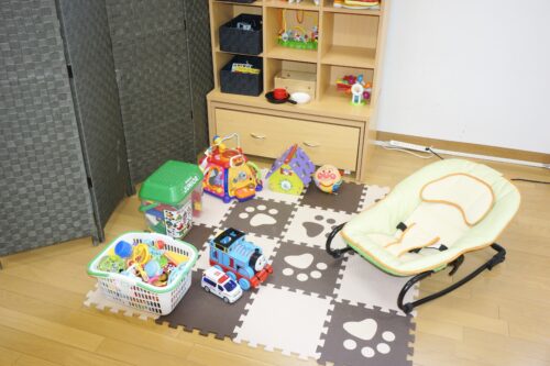 施術室の中にキッズスペースがあります。目の前にお子様がいるので安心です。