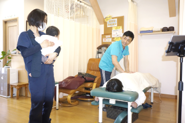 お子さまと一緒に施術を受けていただけるので安心