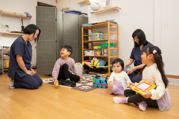 斎藤接骨院はキッズスペースで女性スタッフがお子さまを見守ります