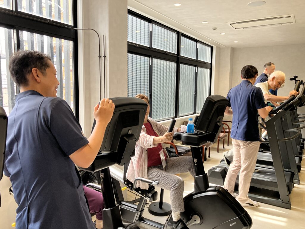 3Poデイサービス亀戸中央の低酸素ルームでトレーニングをしている利用者様たち