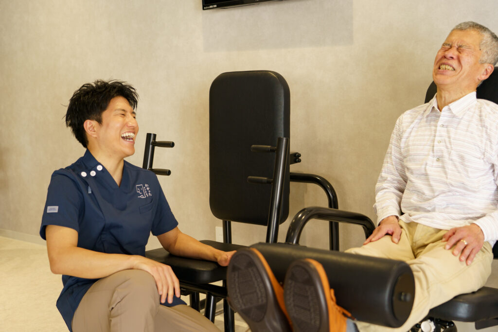 3Poデイサービス 亀戸中央のスタッフと談笑している男性利用者さまの写真